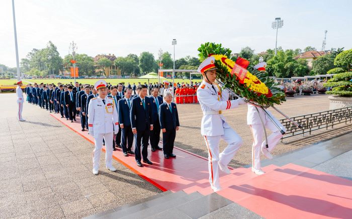 Trước đó, sáng ngày 18/5/2025, Đảng ủy, Ban Lãnh đạo BIDV cùng các đại biểu về dự Đại hội tổ chức lễ dâng hoa và vào Lăng viếng Chủ tịch Hồ Chí Minh. Ảnh: BIDV  