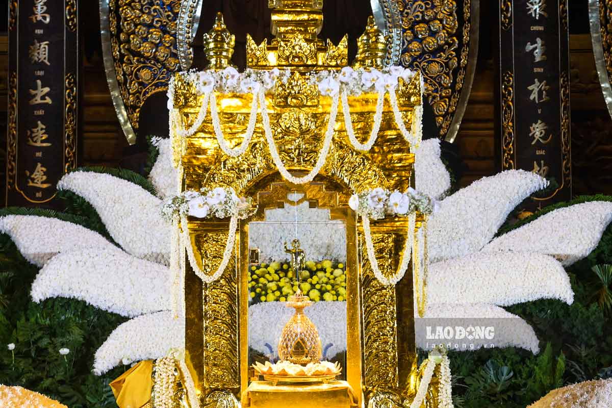 Lotus flower model made from 11,000 chrysanthemum flowers embracing the tower of the Buddha's protection at Tam Chuc pagoda (Ha Nam). Photo: Luong Ha