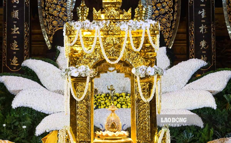 Lotus flower model made from 11,000 chrysanthemum flowers embracing the tower of the Buddha's protection at Tam Chuc pagoda (Ha Nam). Photo: Luong Ha