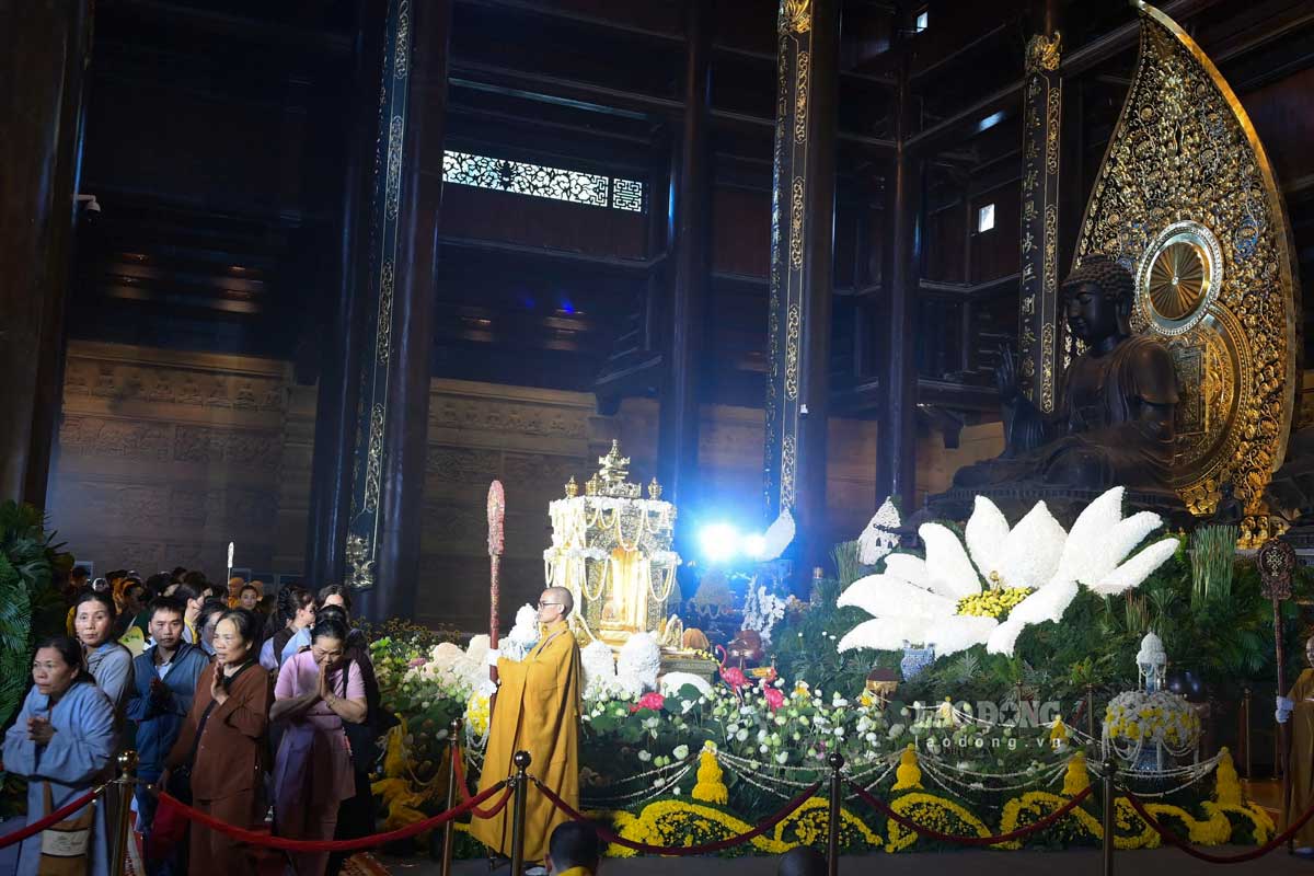 Nguoi dan vao chiem bai xa loi Duc Phat o Dien Tam The chua Tam Chuc. Anh: Luong Ha