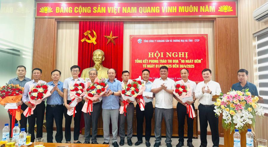 Ha Tinh Mineral and Trading Corporation resumio el movimiento de emulacion de "90 dias y noche" y lanzo el movimiento de emulacion "60 dias y noches". Foto: Tran Tuan