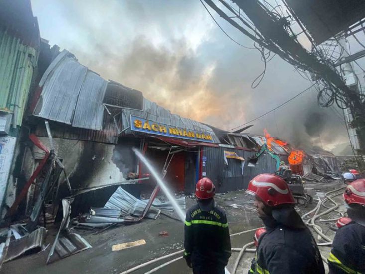 The fire broke out at a warehouse and factory in Tay Mo ward (Nam Tu Liem, Hanoi) on May 13. Photo: Hanoi Police