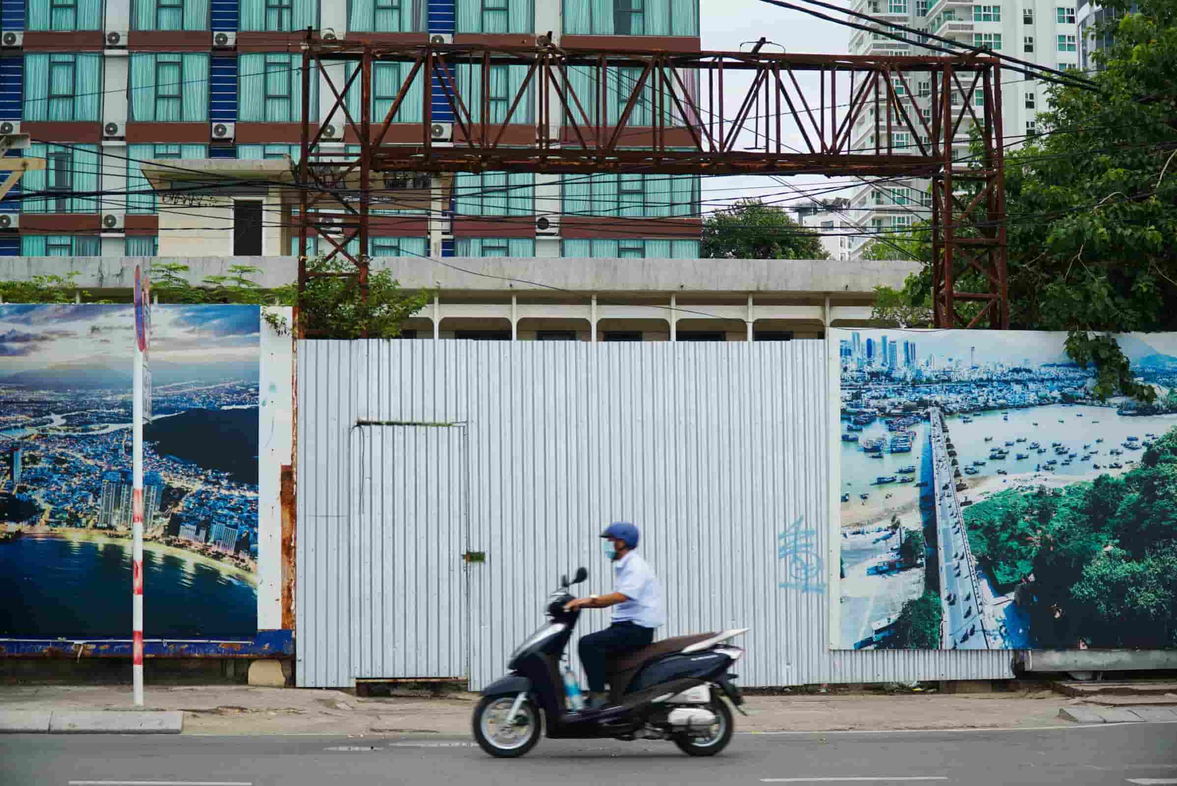 Ngoai lo dat 28E Tran Phu da bi thu hoi thi doc duong bo bien Nha Trang van con mot so khu dat vang van chua the thu hoi vi dia phuong dang ra soat, go vuong phap ly.