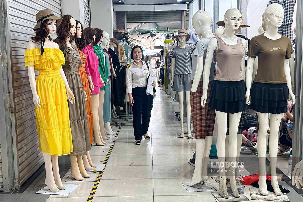 Cơ quan chức năng đến từng cửa hàng để kê khai, thu thập thông tin và vận động các hộ kinh doanh chuyển sang buôn bán hàng chính hãng, minh bạch và tuân thủ quy định pháp luật.