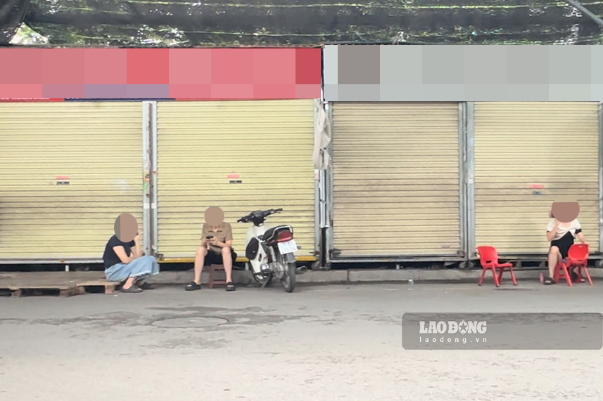 Chị T chủ một cửa hàng quần áo tại chợ Ninh Hiệp – cho biết: “Nhiều ki-ốt đóng cửa là do lực lượng thuế và quản lý thị trường đang tiến hành kiểm tra. Đợt này họ kiểm tra kéo dài khoảng nửa tháng, nên có nhà chỉ mở hé cửa, có nhà thì đóng hẳn“.