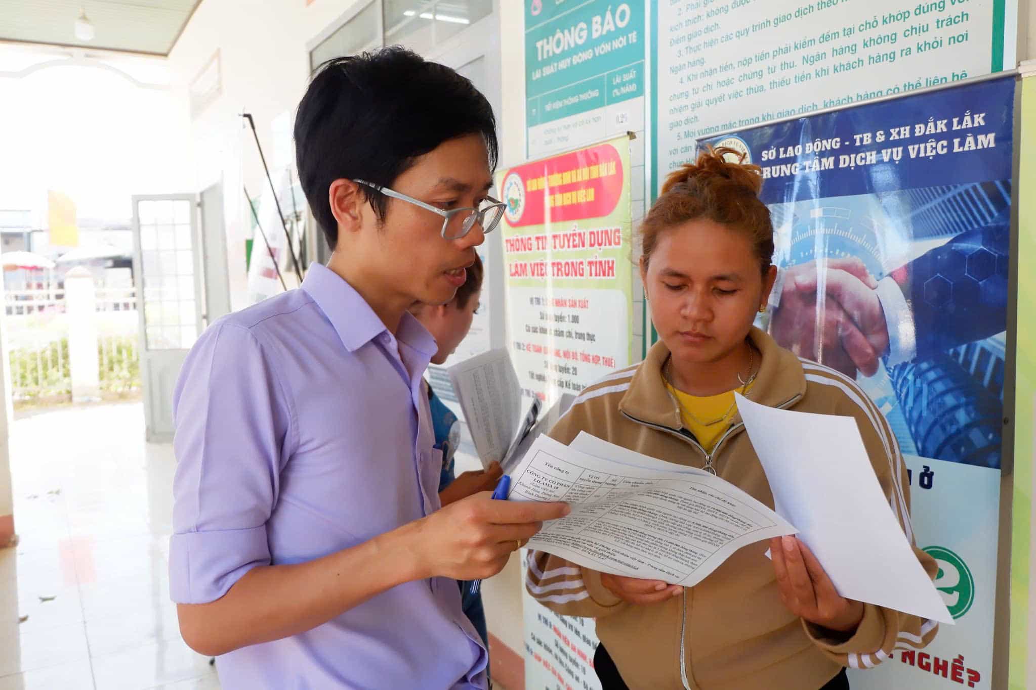Cán bộ xã tư vấn, hướng dẫn người lao động tìm kiếm việc làm tại phiên giao dịch. Ảnh: Phan Tuấn 
