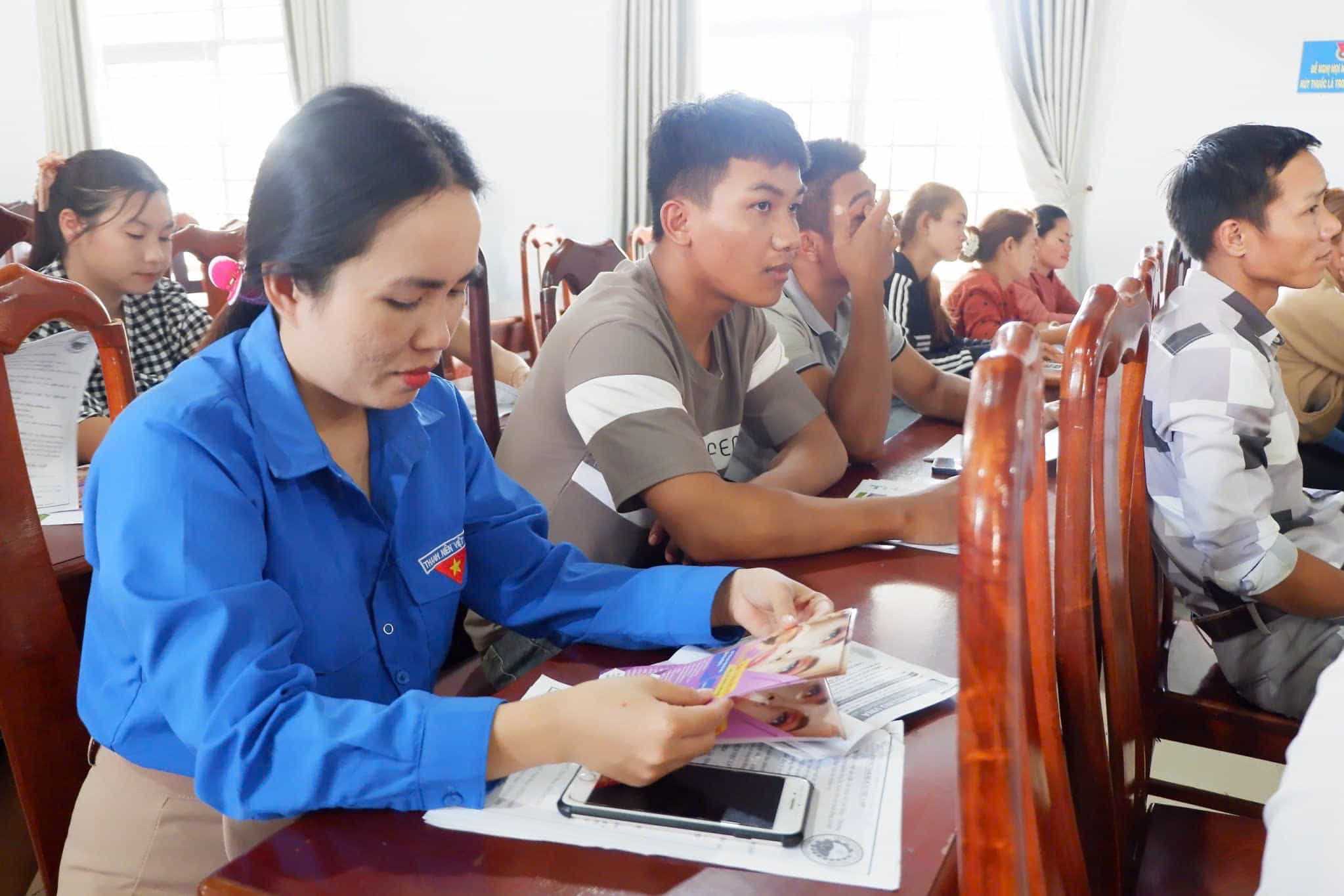 Người lao động tìm kiếm thông tin tuyển dụng tại huyện Buôn Đôn. Ảnh: Thanh Tuấn 