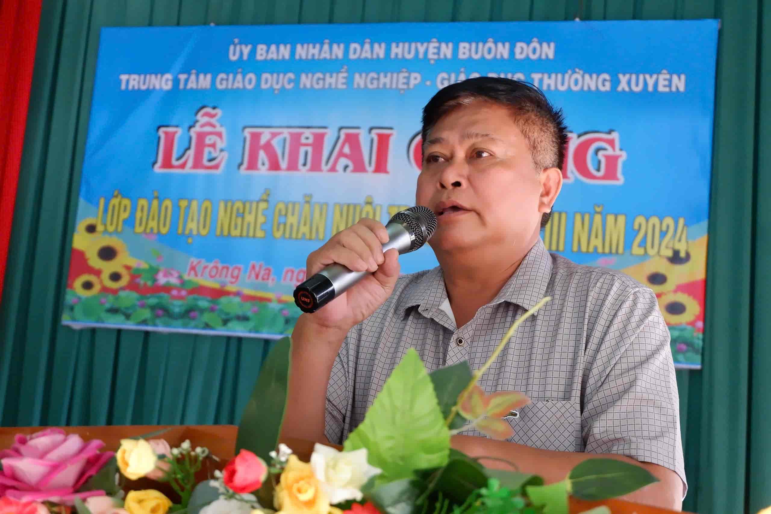 Huyện Buôn Đôn mở lớp dạy nghề tại xã Krông Na. Ảnh: Thanh Tuấn 