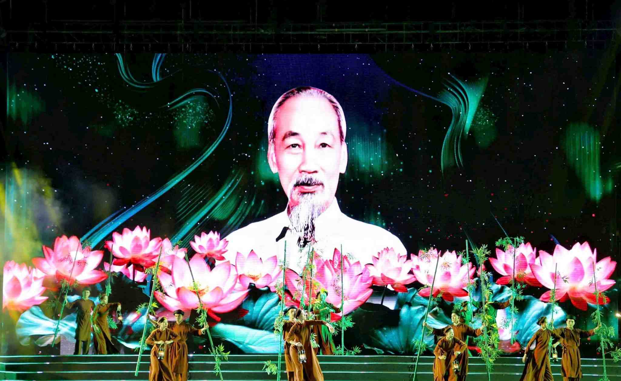 Chuong trinh nghe thuat be mac Le hoi Lang Sen nam 2025 chu de “Ho Chi Minh - Nguoi la niem tin tat thang”. Anh: Duc Anh