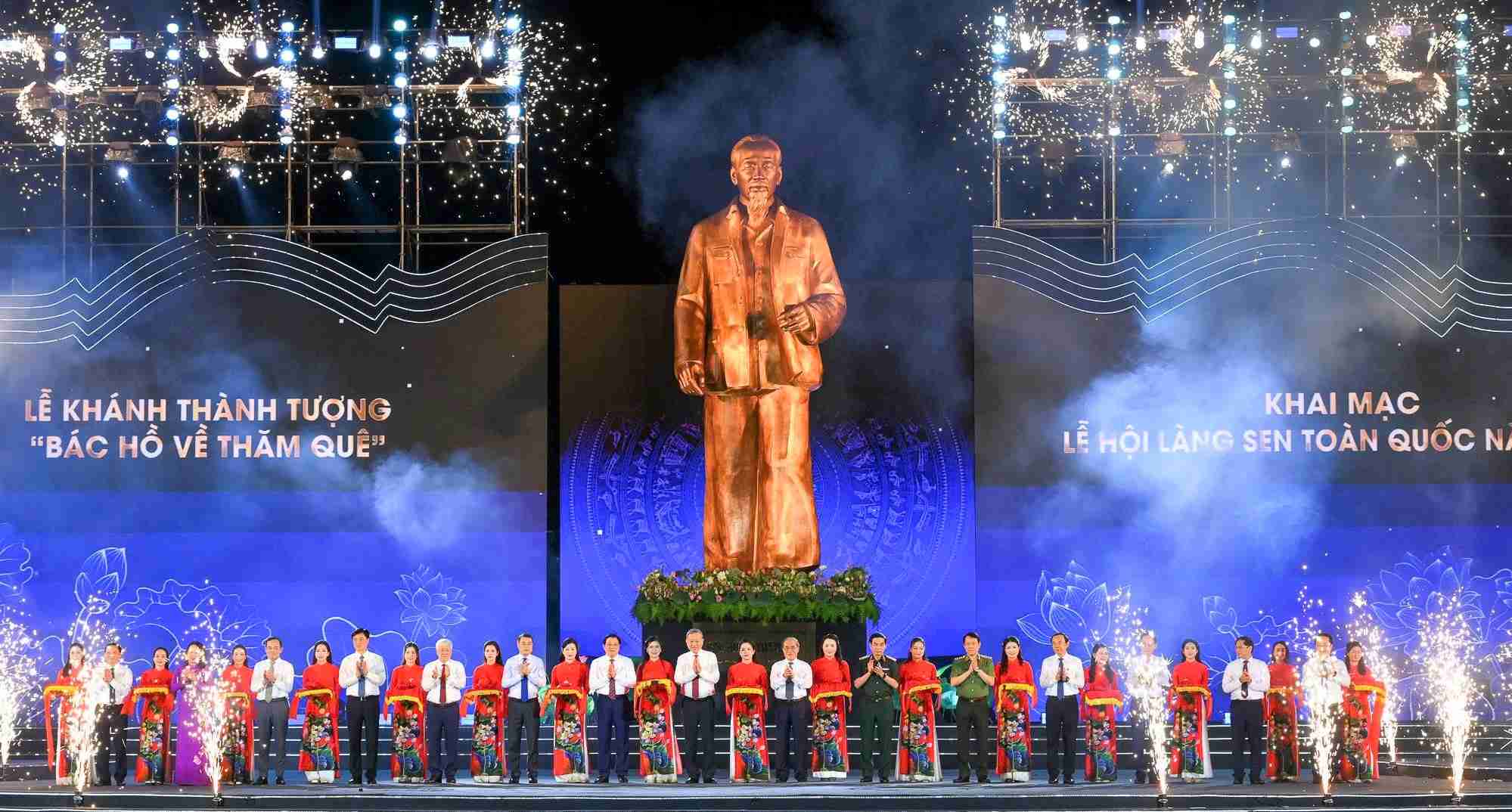 General Secretary To Lam and leaders, former leaders of the Party, State and Nghe An province cut the ribbon to inaugurate the Monument "Uncle Ho returns to visit his hometown" in the opening program of the 2025 Sen Village Festival. Photo: Thanh Cuong