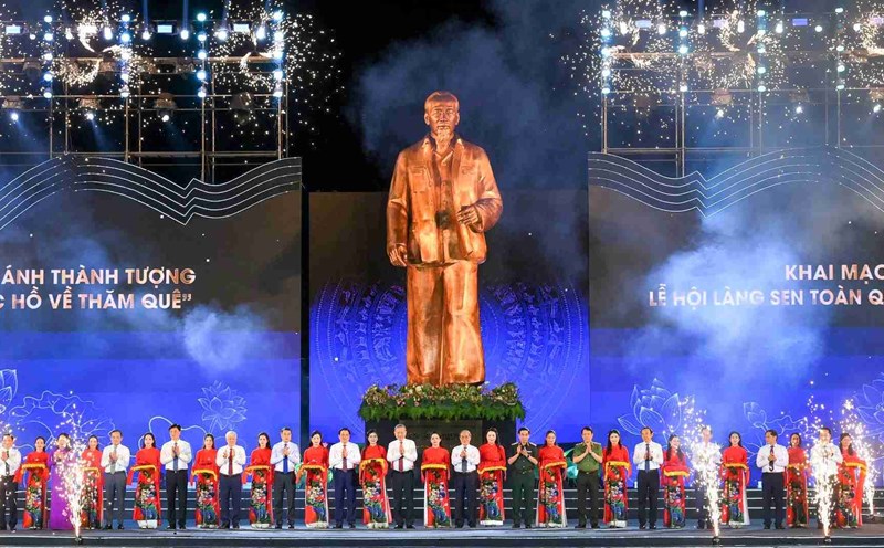 General Secretary To Lam and leaders, former leaders of the Party, State and Nghe An province cut the ribbon to inaugurate the Monument "Uncle Ho returns to visit his hometown" in the opening program of the 2025 Sen Village Festival. Photo: Thanh Cuong