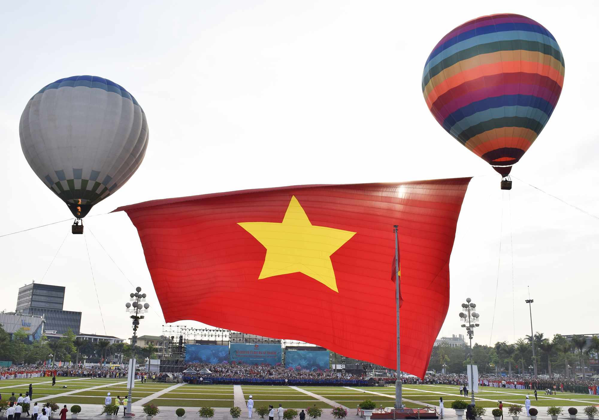 Le chao co va bay dai ky To quoc ngay 19.5 tai Quang truong Ho Chi Minh thu hut dong dao nhan dan tham du. Anh: Ngoc Anh