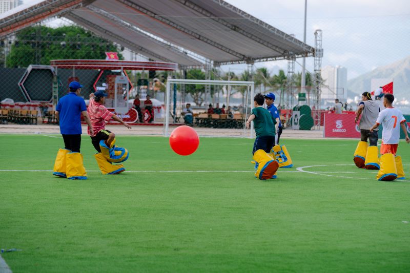 Nguoi dan tham gia tro choi cong tai Khanh Hoa trong khuon kho su kien SABECO Sports Hub 2024 - Gan ket tinh than Viet. Anh: SABECO
