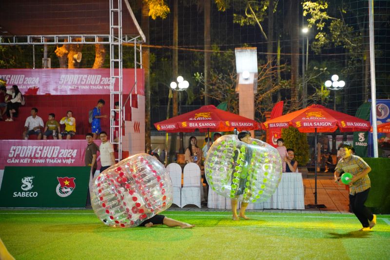 Nguoi dan tham gia tro choi cong tai Vinh Long trong khuon kho su kien SABECO Sports Hub 2024 - Gan ket tinh than Viet. Anh: SABECO