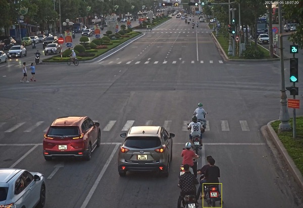 La policia castigo muchos casos de motos sin cascos. Foto: Policia de Bac Giang