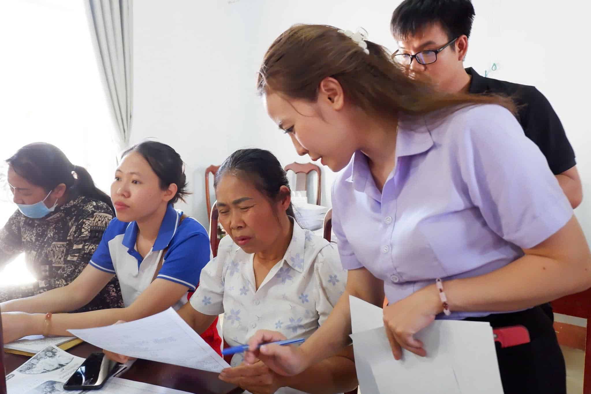 Cán bộ xã động viên, định hướng tư tưởng người dân chủ động tham gia công việc ổn định. Ảnh: Bảo Lâm
