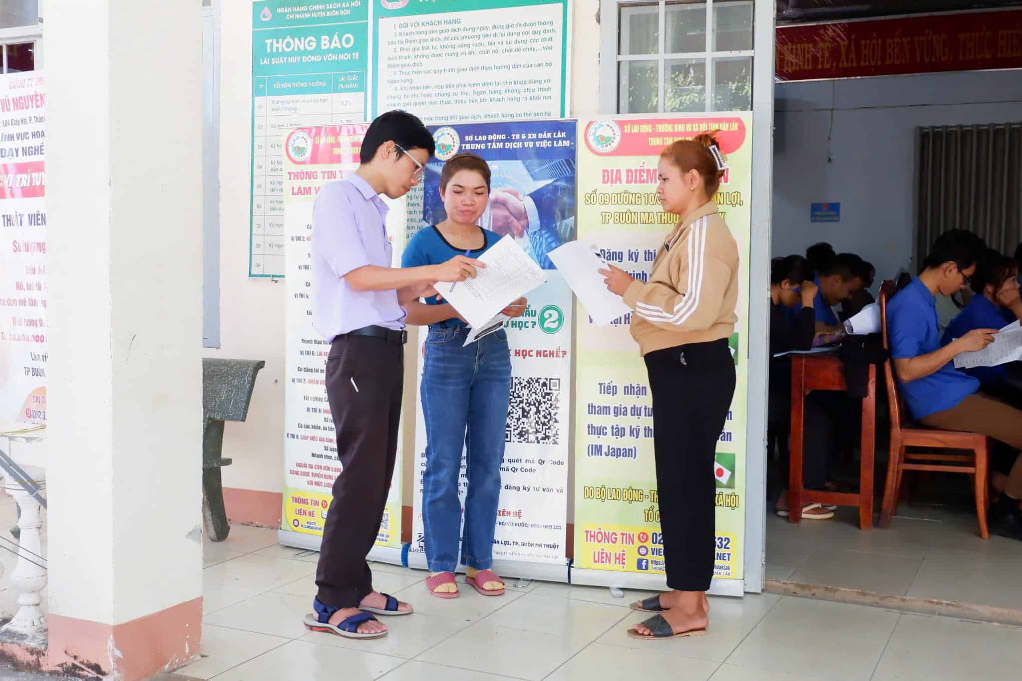 Workers in Buon Don come to the job fair to listen to recruitment advice. Photo: Bao Lam