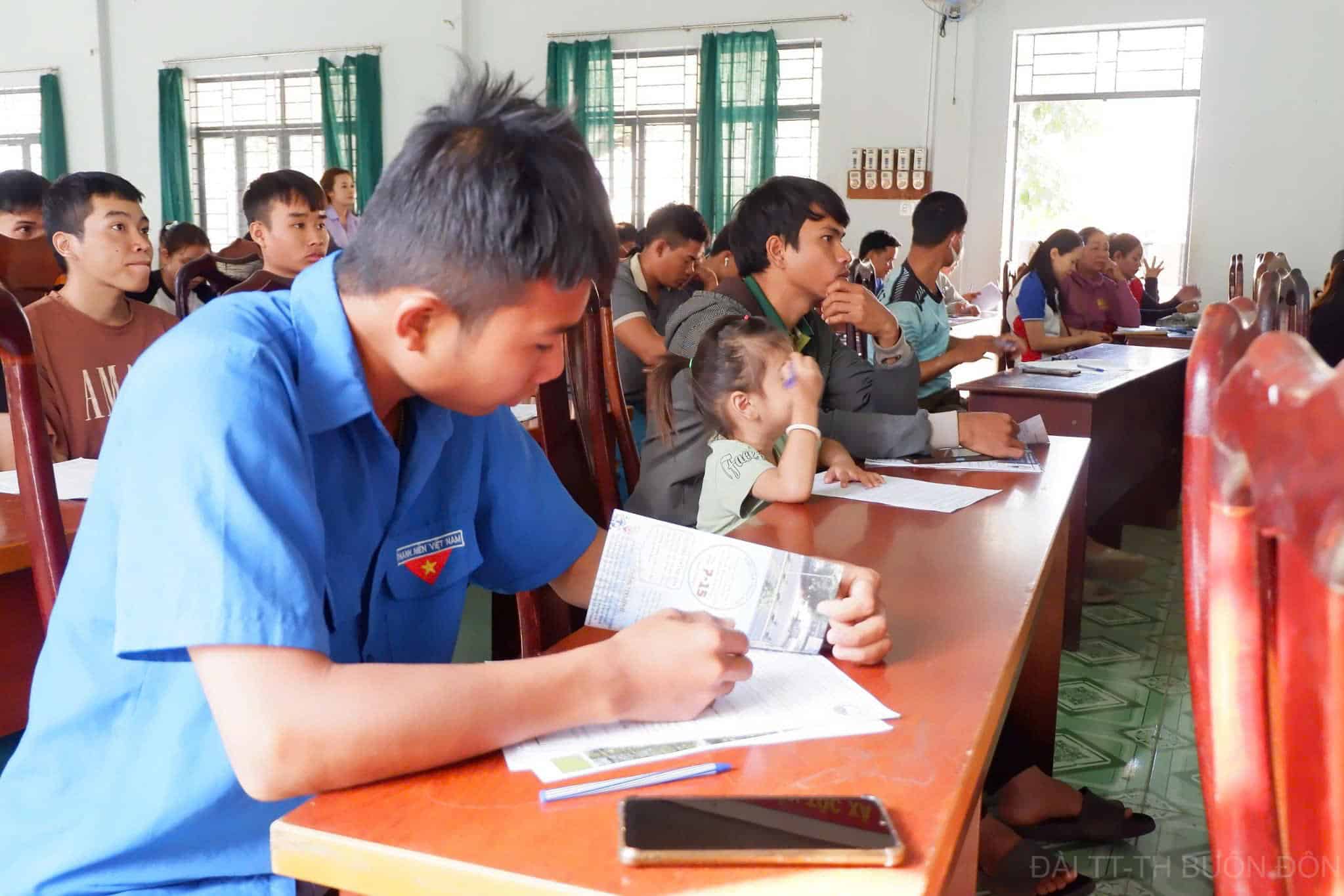 Lao động miền núi, đồng bào dân tộc thiểu số đọc thông tin doanh nghiệp tuyển dụng. Ảnh: Bảo Lâm 