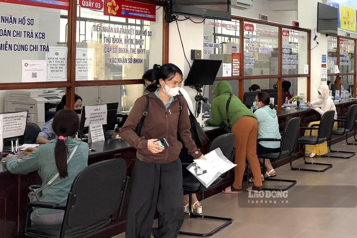 Muchas personas usan mascaras activamente en la unica tienda del Comite Popular de la Ciudad de Vung Tau para prevenir y combatir la epidemia de Covid-19. Foto: Thanh an
