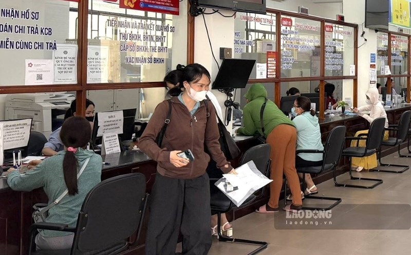 Many people proactively wear masks at the one-stop department of Vung Tau City People's Committee to prevent and combat the COVID-19 epidemic. Photo: Thanh An