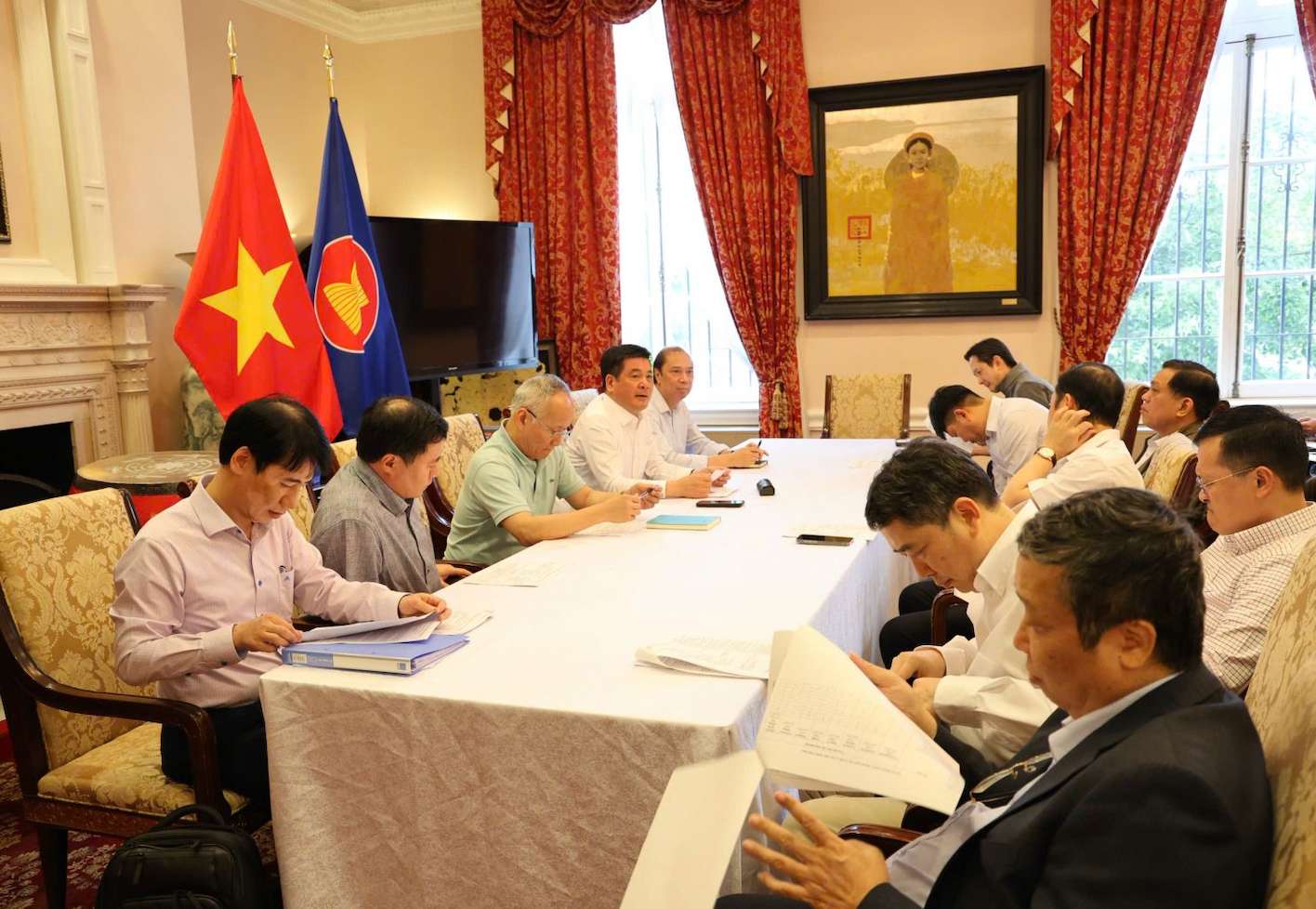 Minister Nguyen Hong Dien, Head of the Government negotiation delegation chaired a meeting with representatives of the negotiation delegation members and related departments before and after the first working day. Photo: Nguyen Minh