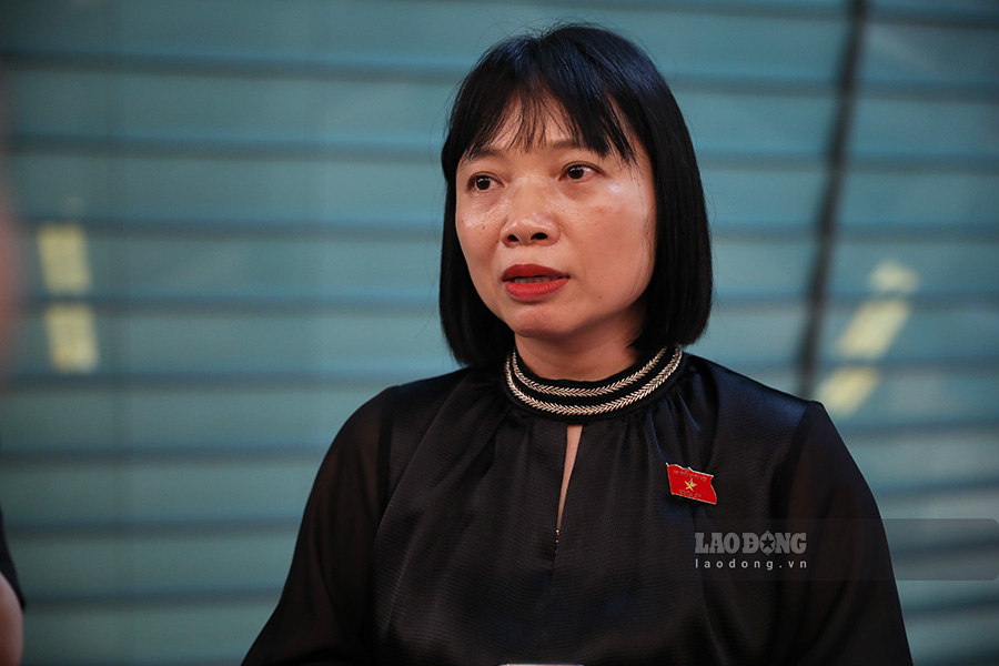 Dai bieu Nguyen Thi Viet Nga trao doi voi Lao Dong sang 20.5. Anh: To The