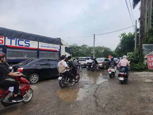 Duong Mieu Nha xuong cap va thuong xuyen bi un tac. Anh: Minh Hanh
