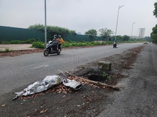 Nap cong giua duong bi mat, canh bao so xai khong dam bao an toan giao thong. Anh: Minh Hanh
