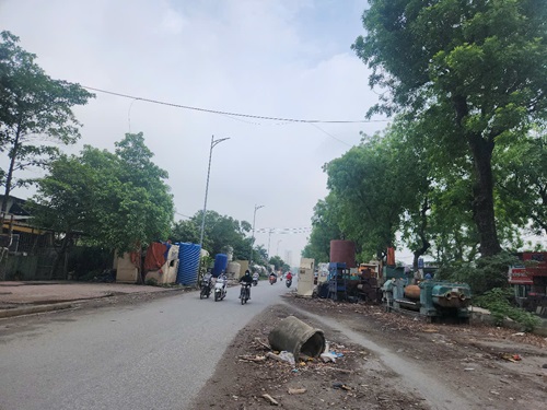 Provincial Road 70 es un trafico lento, potencialmente inseguro. Foto: Minh Hanh tomo las 9:30 am el 19 de mayo.
