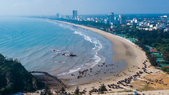La fuerza de rescate respondio urgentemente, pero los hombres y mujeres ahogados murieron en Cua Lo Beach. Foto: NGOC ANH