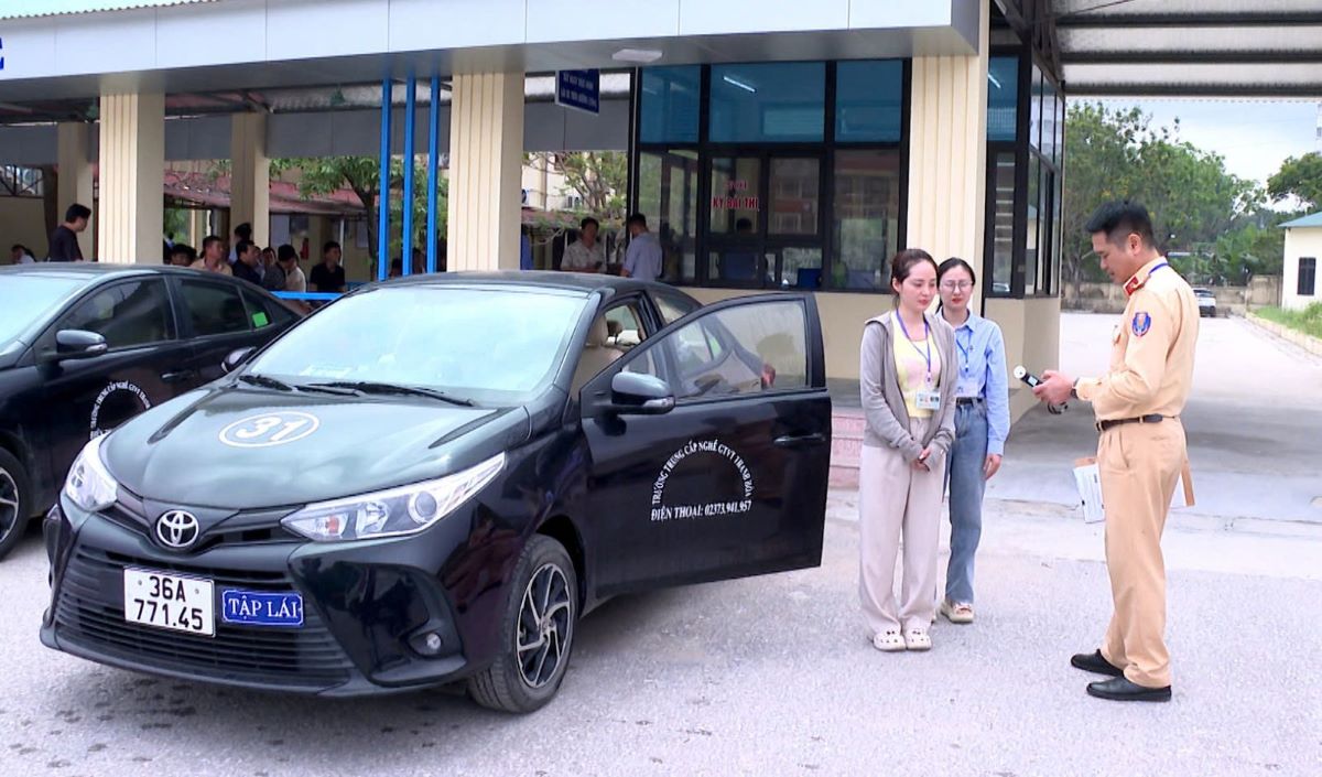 CSGT kiem tra nong do con doi voi cac hoc vien truoc khi buoc vao phan sat hach lai xe sa hinh va tren duong giao thong cong cong. Anh: Cong an Thanh Hoa
