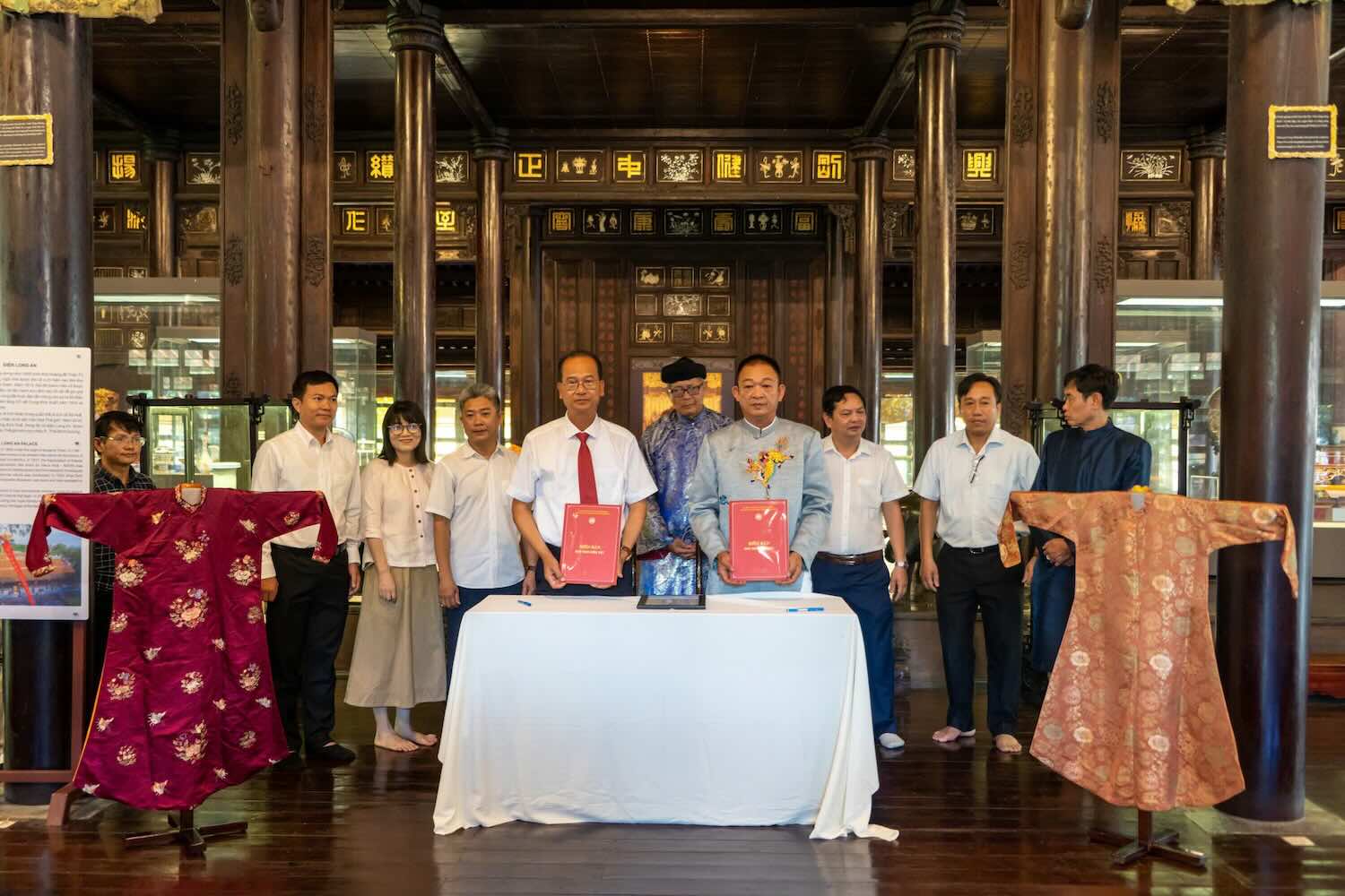 The two precious silk coats of Queen Tu Cung were brought from the US to Hue and were received by the Hue Monuments Conservation Center. Photo: Quang An.