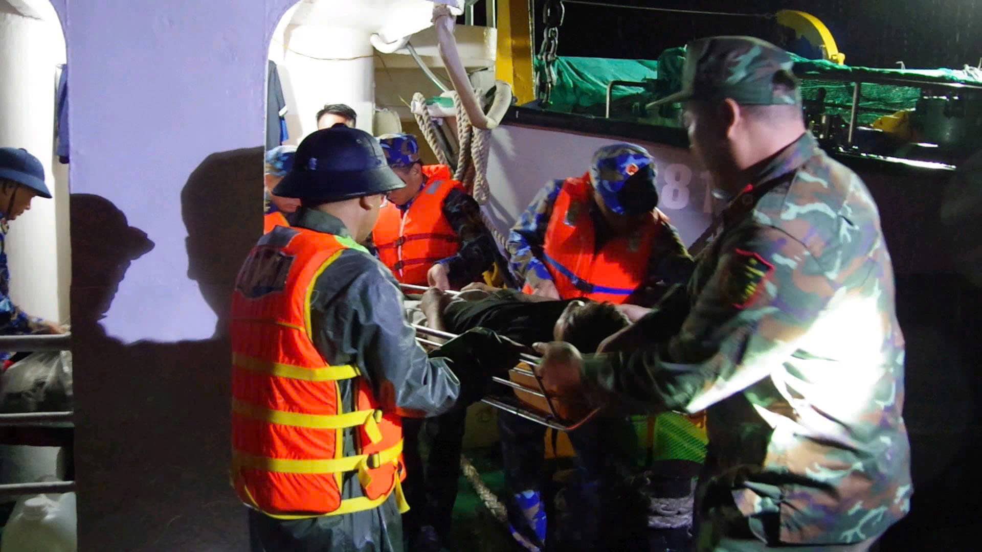Los pescadores de Binh Thuan fueron transferidos del tren a la isla Truong SA para recibir tratamiento. Foto: binh quy