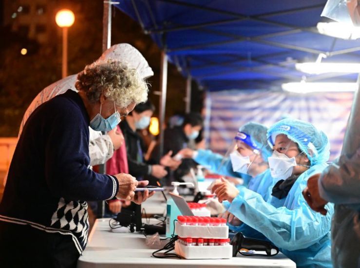 Una ubicacion de prueba Civi-19 en Hong Kong (China), enero de 2022. Foto: Xinhua