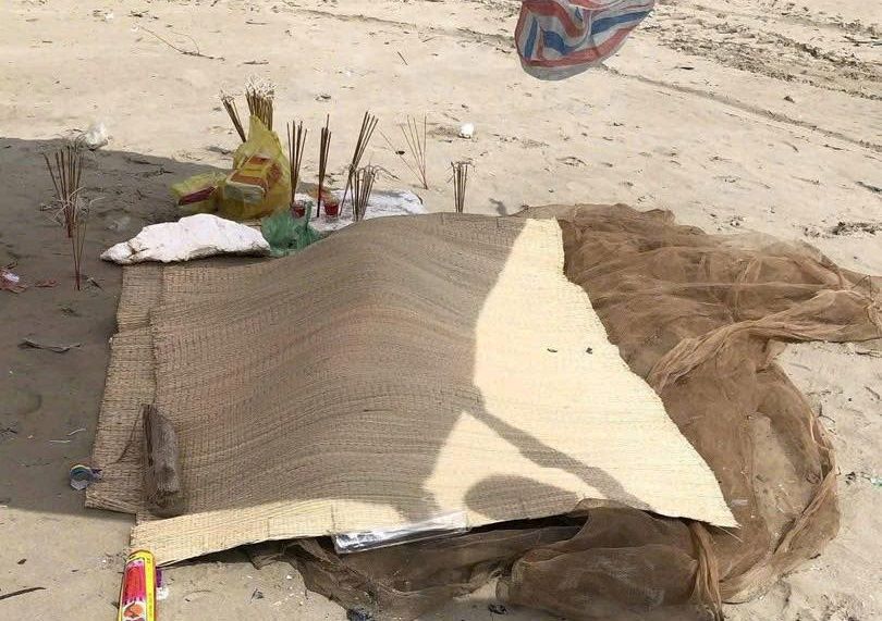 Phat hien thi the nam gioi troi dat tren bien. Anh: Nguoi dan cung cap