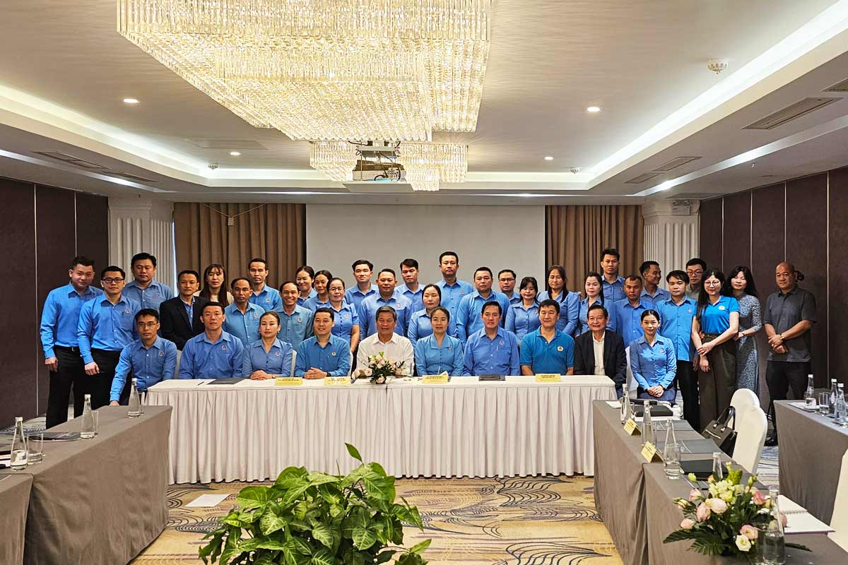 Các học viên cùng ban tổ chức lớp tập huấn chụp ảnh lưu niệm. Ảnh: Đoàn Hưng