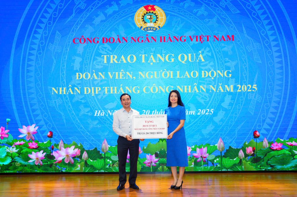 Phó Chủ tịch Thường trực Công đoàn Ngân hàng Việt Nam trao hỗ trợ tới đại diện người lao động. Ảnh: Hoàng Giáp