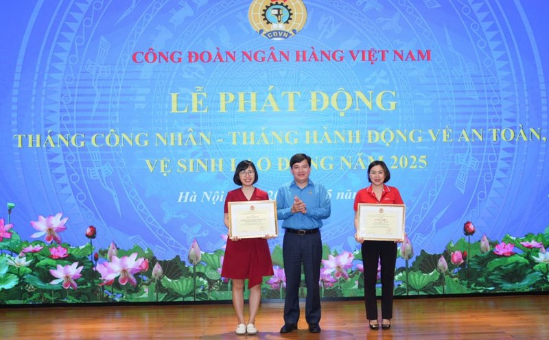 Vice President of the Vietnam General Confederation of Labor Nguyen Xuan Hung presented a Certificate of Merit of the Vietnam General Confederation of Labor to a collective and an individual with outstanding achievements in the work of "Green - Clean - Beautiful, ensuring occupational safety and health" in 2024. Photo: Kieu Vu
