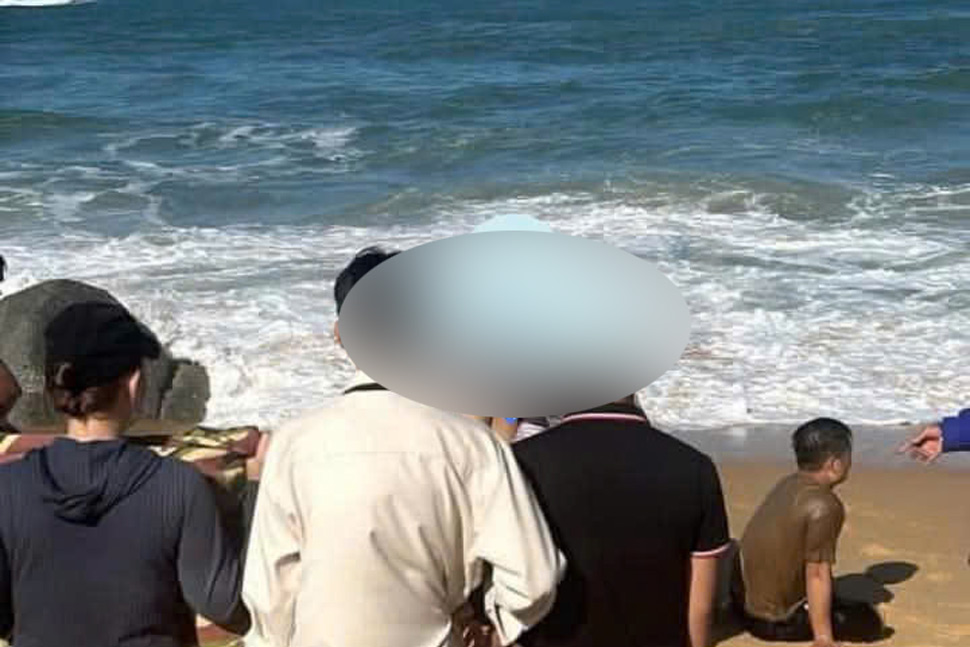 Vụ đuối nước xảy ra tại bãi biển thuộc xã Mỹ An (huyện Phù Mỹ, Bình Định) vào chiều 1.2.2025, khiến hai thanh niên tử vong. Ảnh: Dương Bình