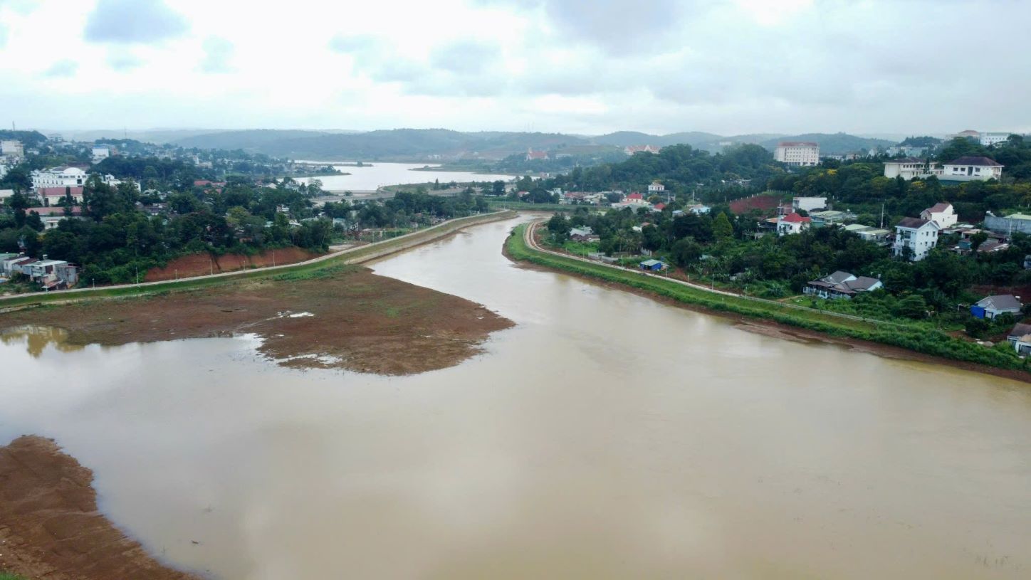 Las tres parcelas de la tierra fueron subastadas en la ciudad de Gia Nghia, Dak Nong. Foto: Thanh Quan