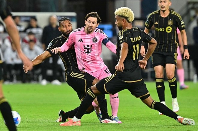 Theo IFFHS, Messi (hong) la cau thu xuat sac nhat lich su bong da the gioi tinh den thang 5.2025. Anh: AFP