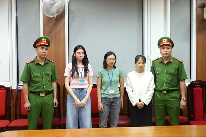Hoa hau Nguyen Thuc Thuy Tien (thu hai tu trai qua) khi nghe doc lenh bat tam giam. Anh: Bo Cong an