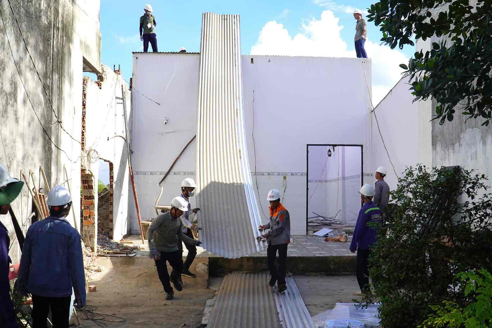 The authorities forced a household in Long Duc commune, Long Thanh district to hand over the construction site of the Bien Hoa - Vung Tau expressway. Photo: HAC