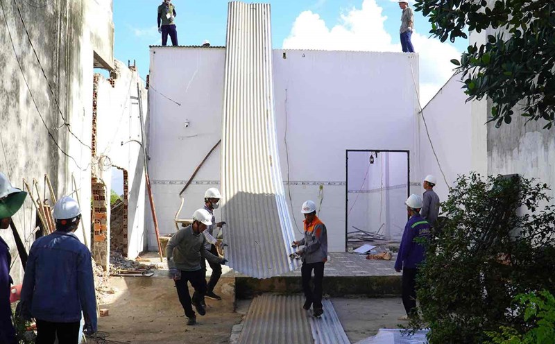 The authorities forced a household in Long Duc commune, Long Thanh district to hand over the construction site of the Bien Hoa - Vung Tau expressway. Photo: HAC