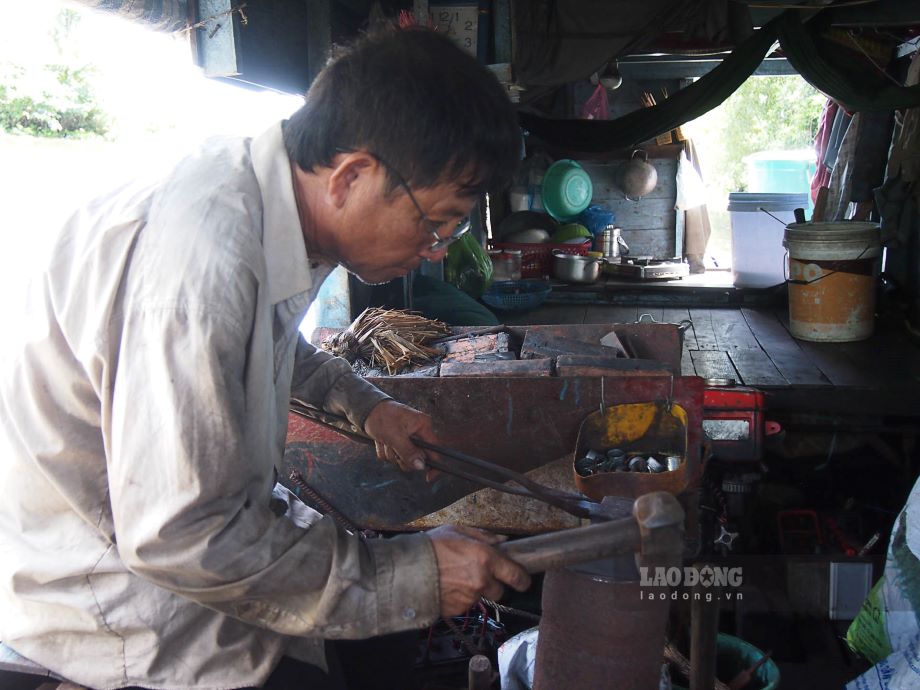 Ong Nguyen Van Chien (Ngan Dua, Hong Dan, Bac Lieu) lam nghe ren tren song. Anh: Phuong Anh