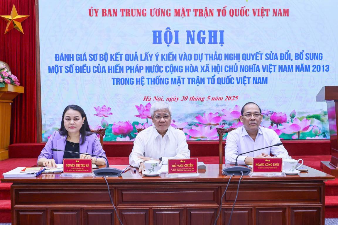 The leaders of the Central Committee of the Vietnam Fatherland Front chaired the conference. Photo: Quang Vinh
