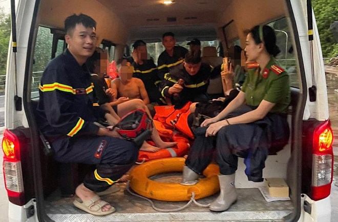 Giải cứu 11 học sinh ở Hòa Bình mắc kẹt giữa dòng suối sau mưa lớn