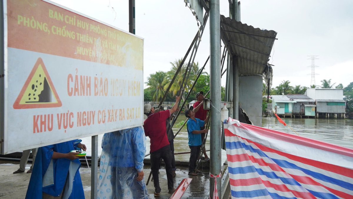 Anh: Ta Quang