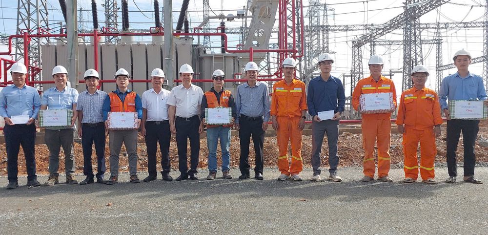 Los lideres sindicales de EVNNPT presentan obsequios a los empleados de unidades que participan en la construccion del proyecto. Foto: Xuan Tien