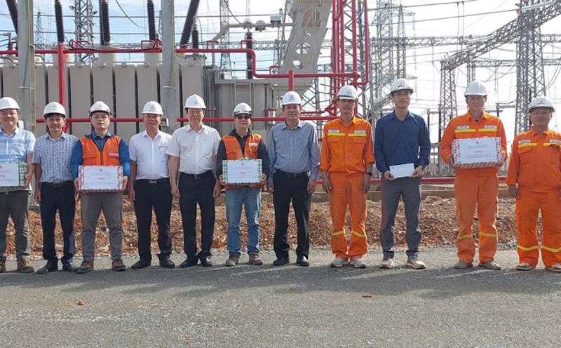 EVNNPT Trade Union leaders presented gifts to encourage workers of units participating in the project. Photo: Xuan Tien